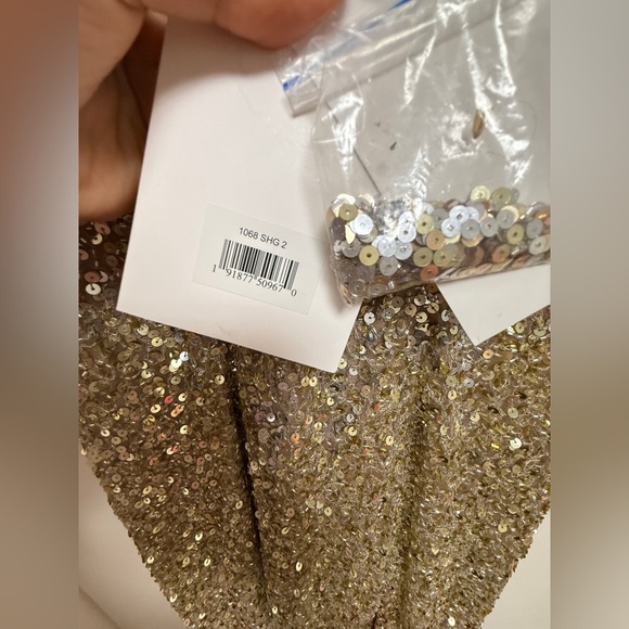 NWT |Mac Duggal 1068 Shimmering Gold Sequined Sleeveless  Side Slit Gown Size 2 - Picture 10 of 17